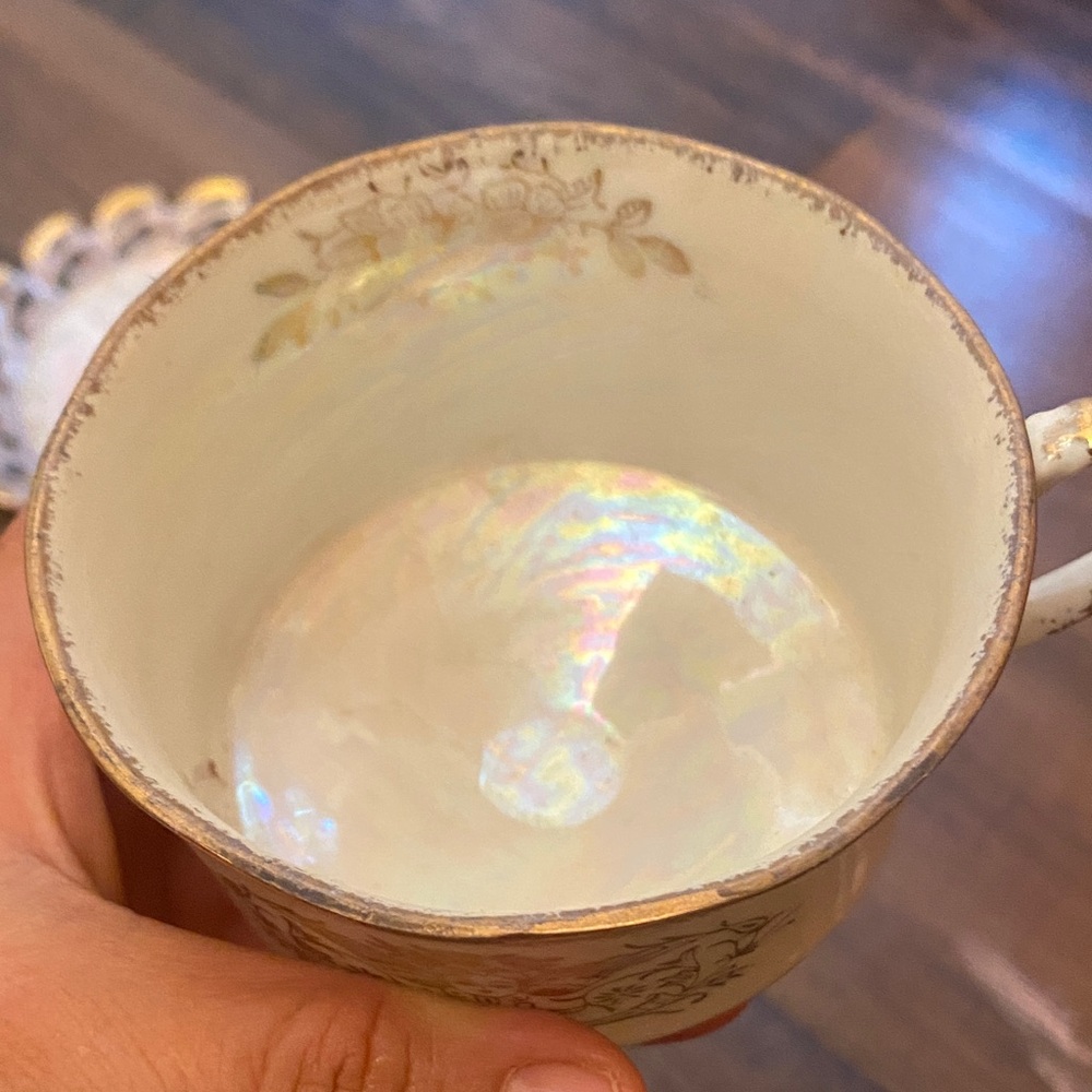 Elegant Iridescent Plate with Gold Details - Picture 7 of 13